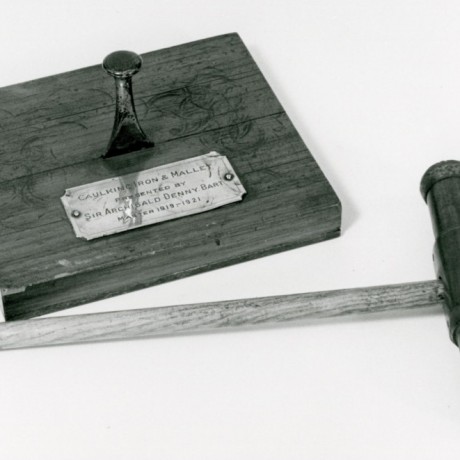 Gavel in form of a caulking iron and mallet